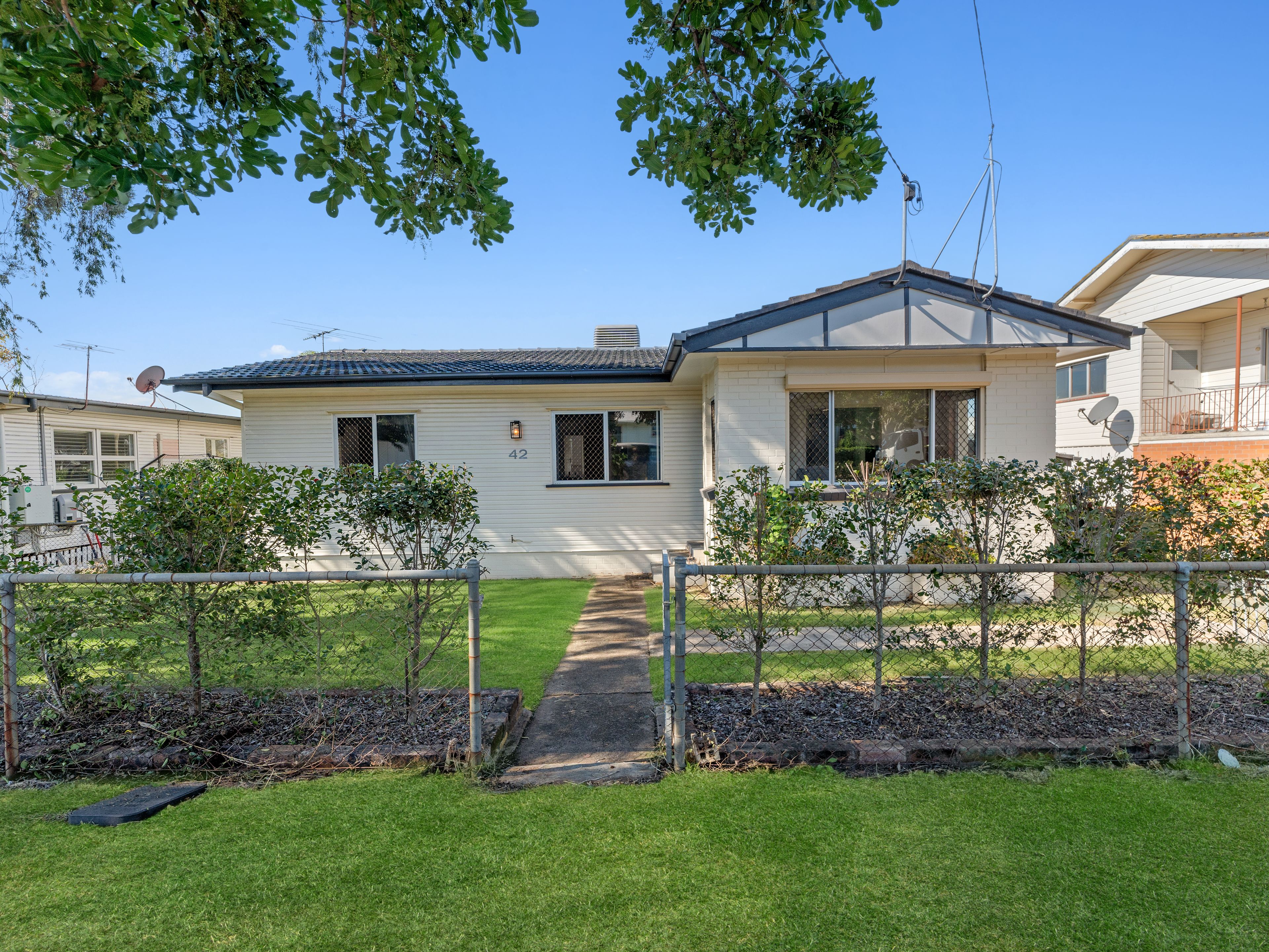 42 Raceview Street, Raceview QLD 4305
