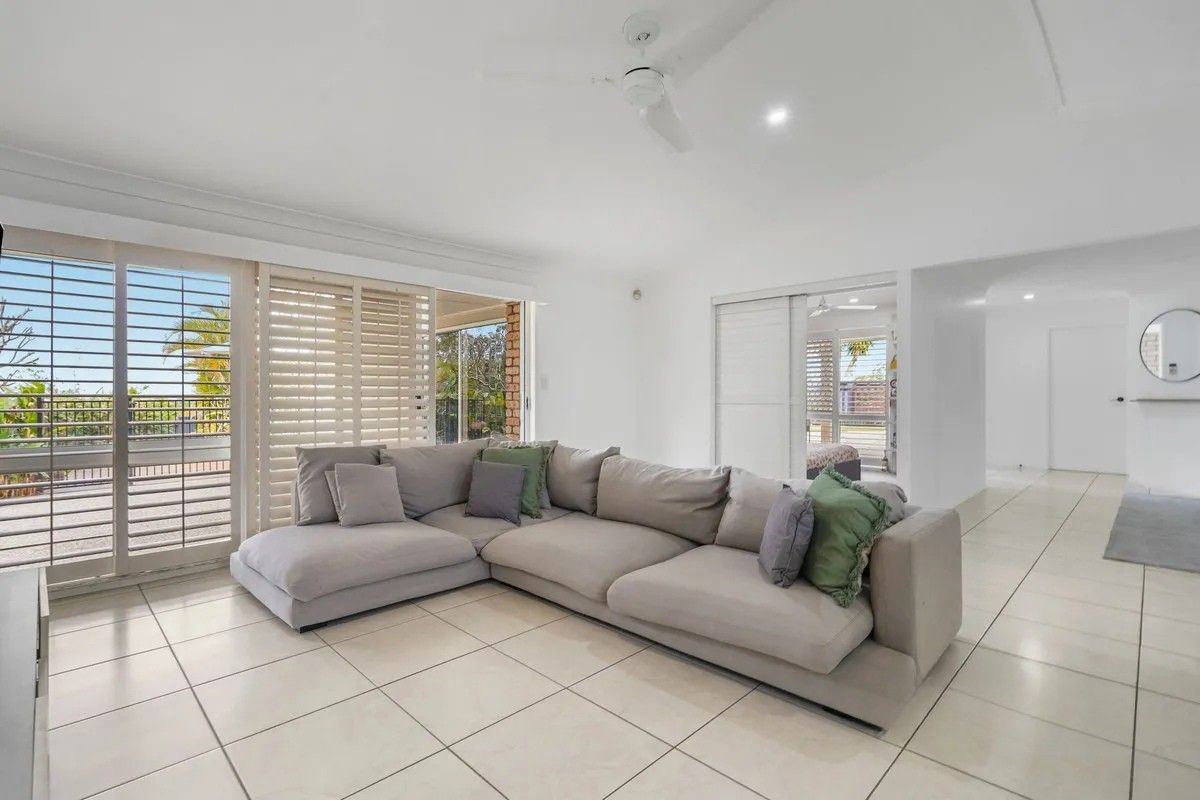 42 Adaminaby Drive — photo 4 of 21