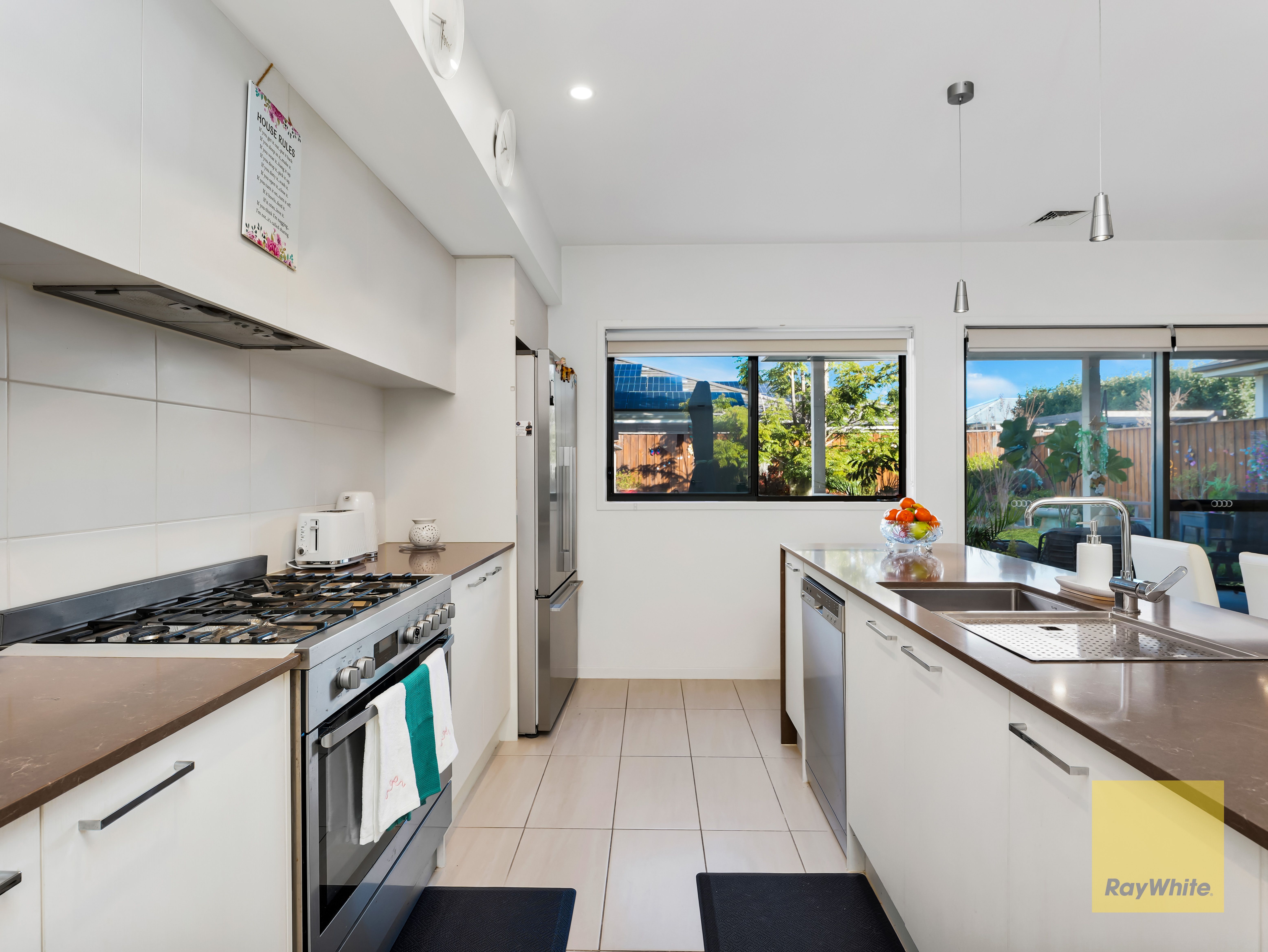 18 Gledswood Hill Drive — photo 5 of 17