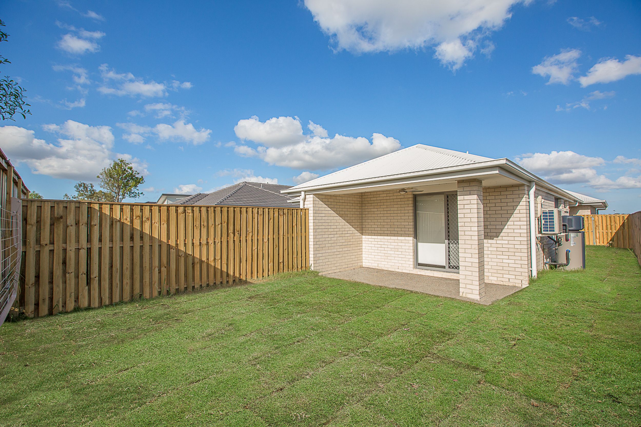 1/8 Wicker Road, Park Ridge, QLD 4125