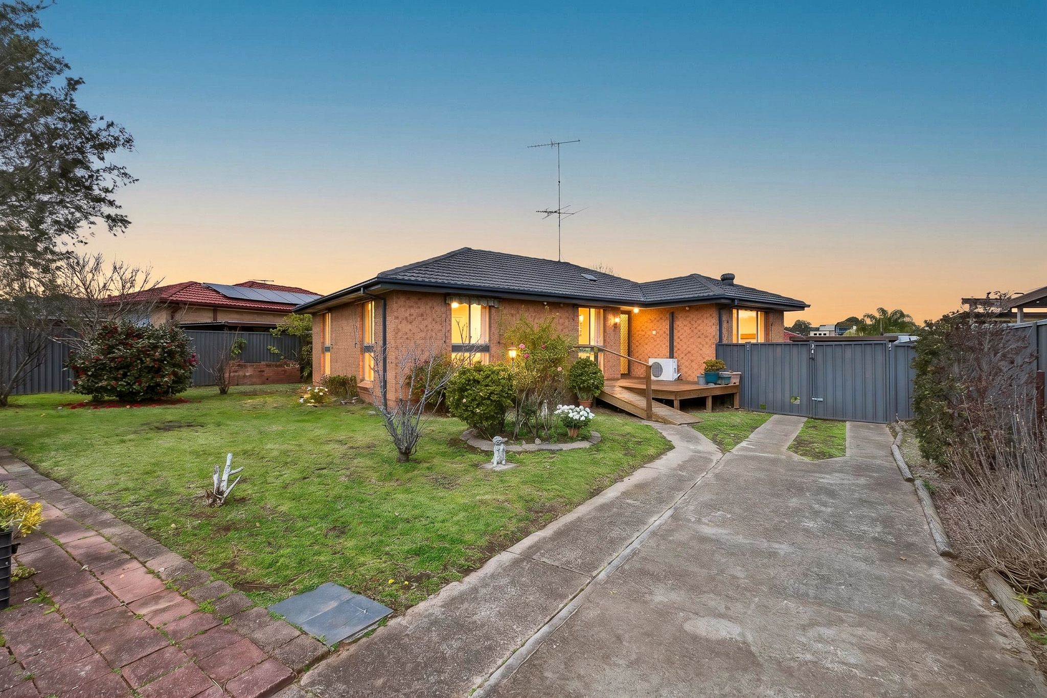 8 Pickett Avenue, Minto, NSW 2566