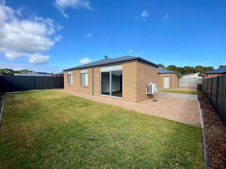 21 Clifton Crescent — photo 10 of 12