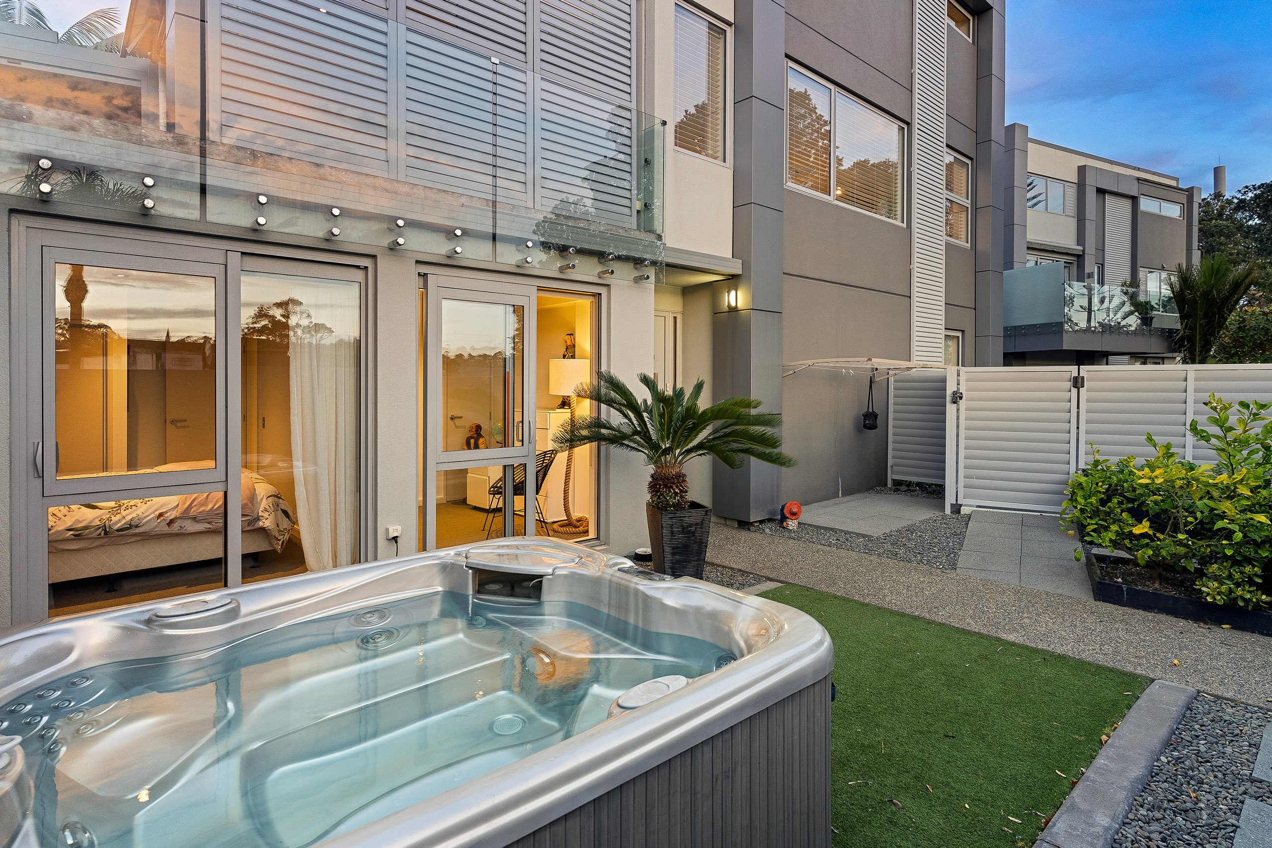 441H Beach Road, Mairangi Bay, North Shore City