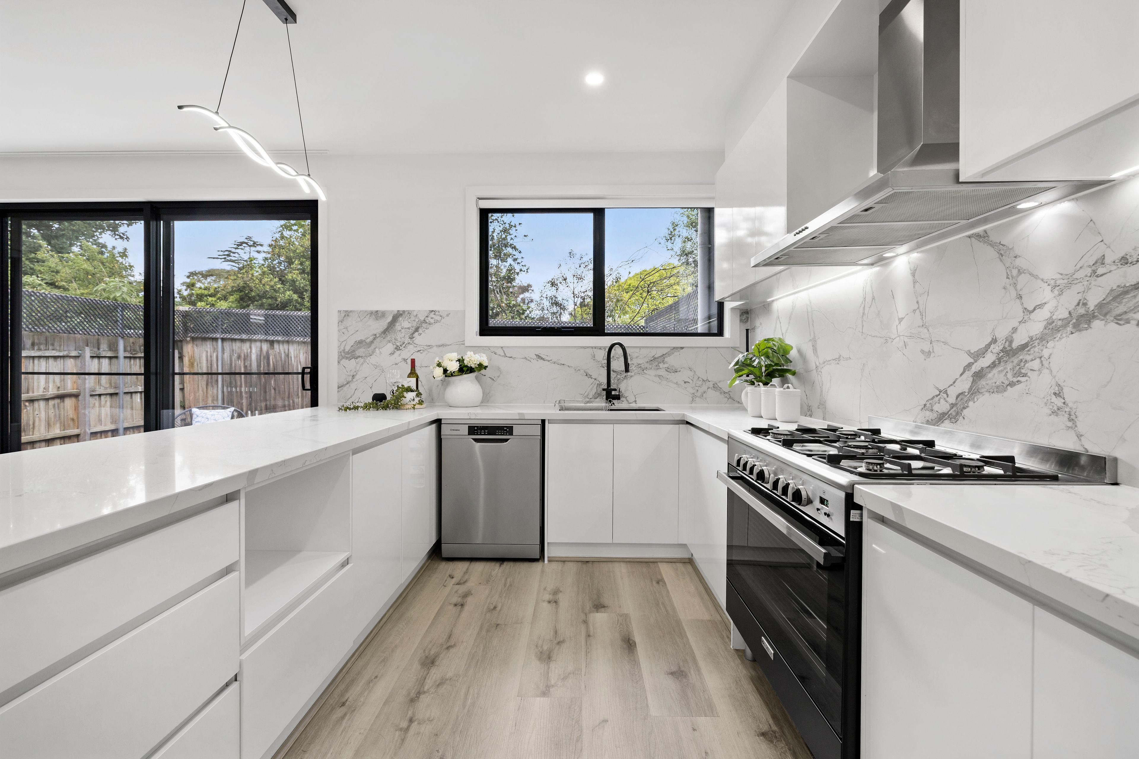 2/24 Begonia Avenue — photo 3 of 11