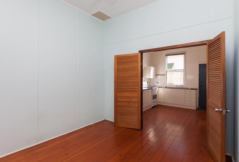 8 Ashgrove Crescent — photo 5 of 8
