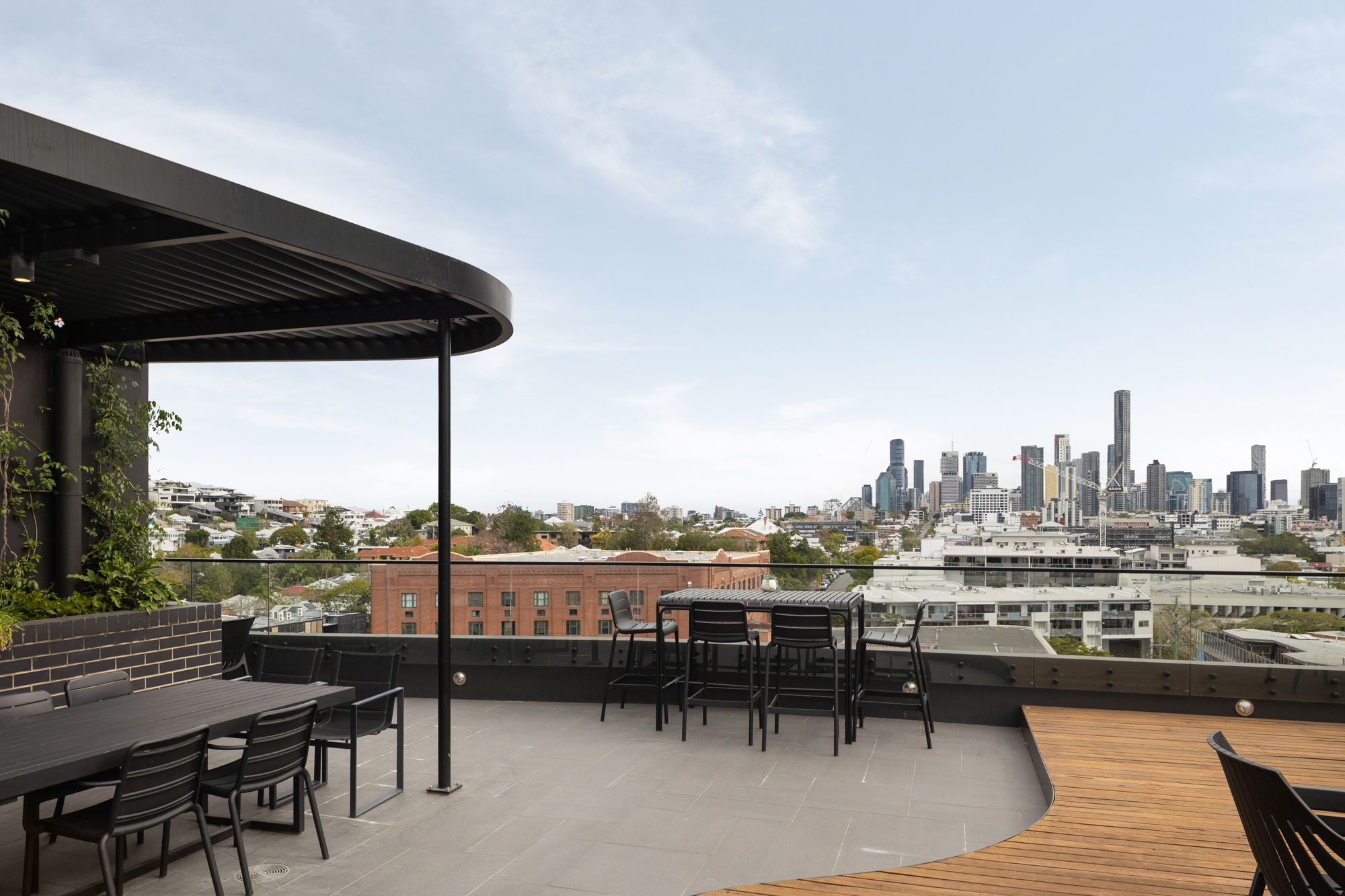 Three-bedroom courtyard apartment in the heart of Teneriffe — photo 13 of 14