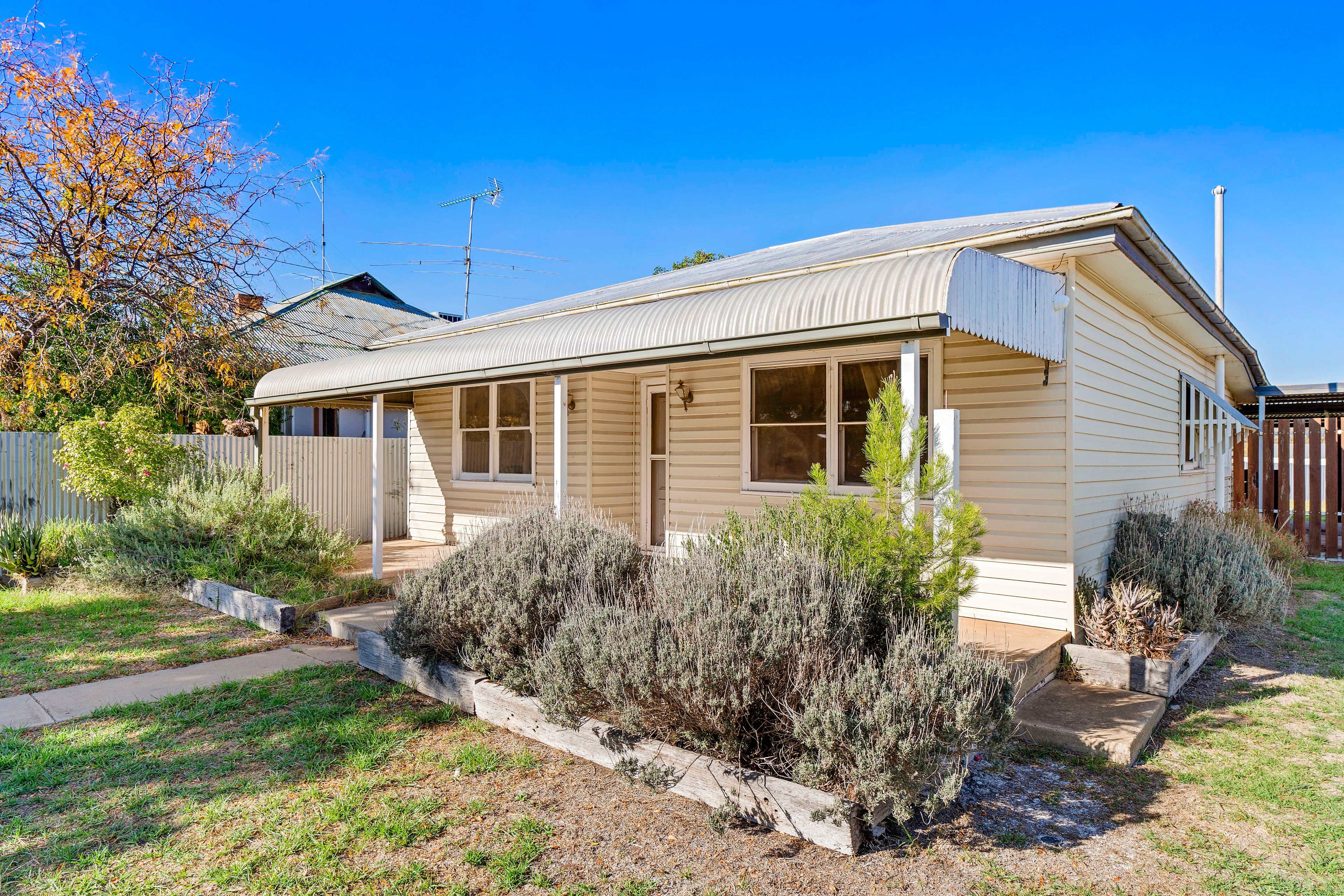 9 Loughnan Street, Coolamon, NSW 2701