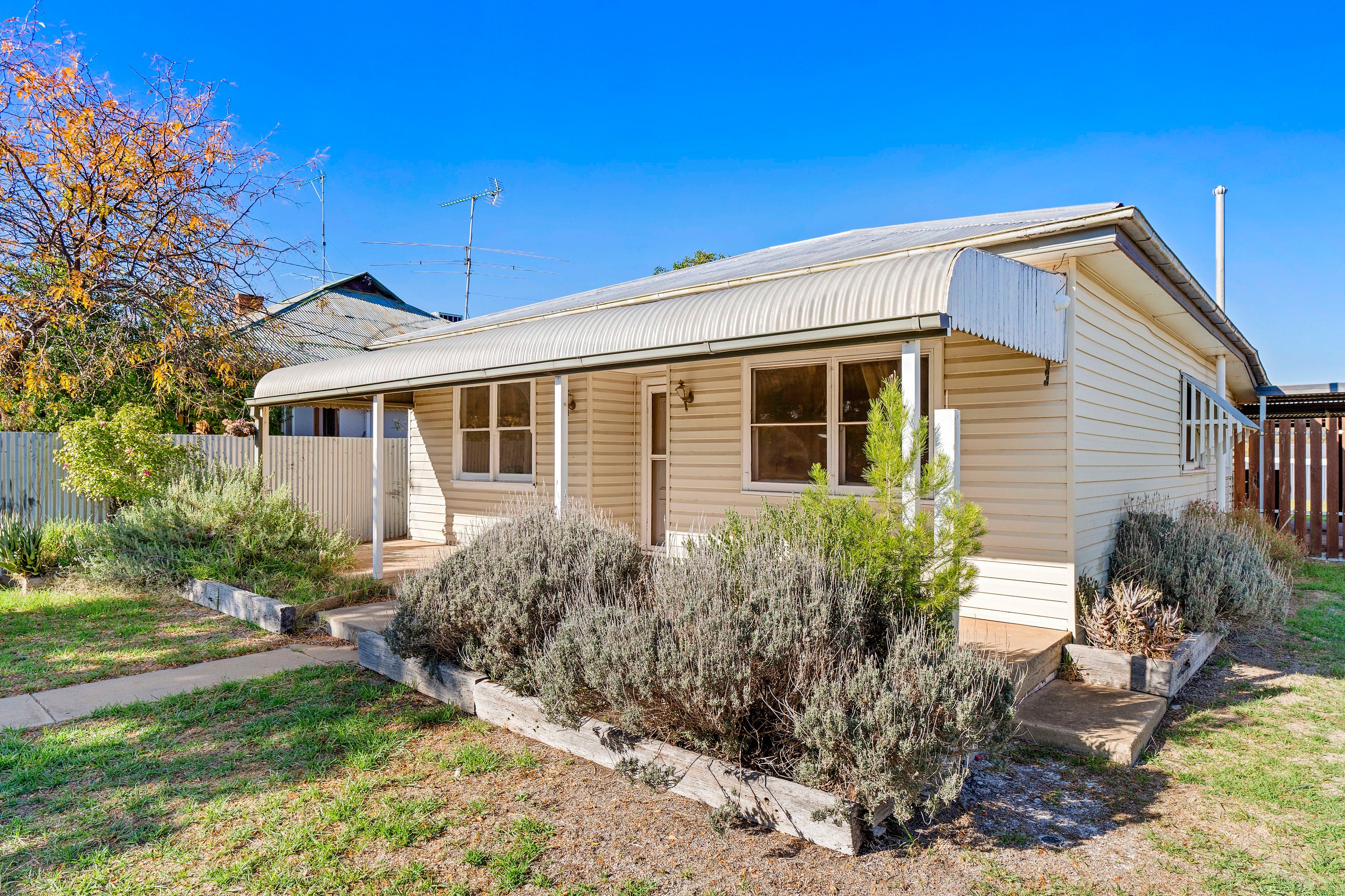 9 Loughnan Street, Coolamon, NSW 2701