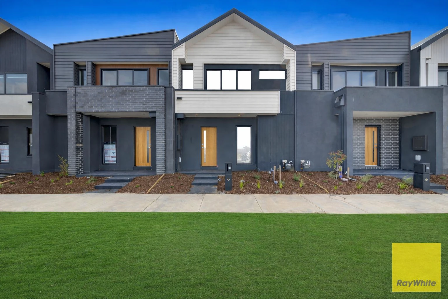 25 Irvington Road, MANOR LAKES, VIC 3024