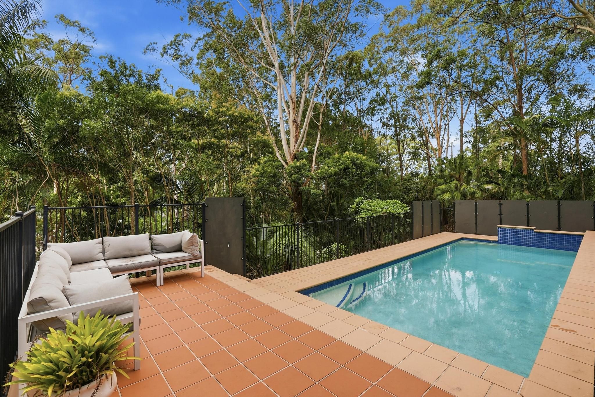 135 Simpsons Road, Elanora, QLD 4221