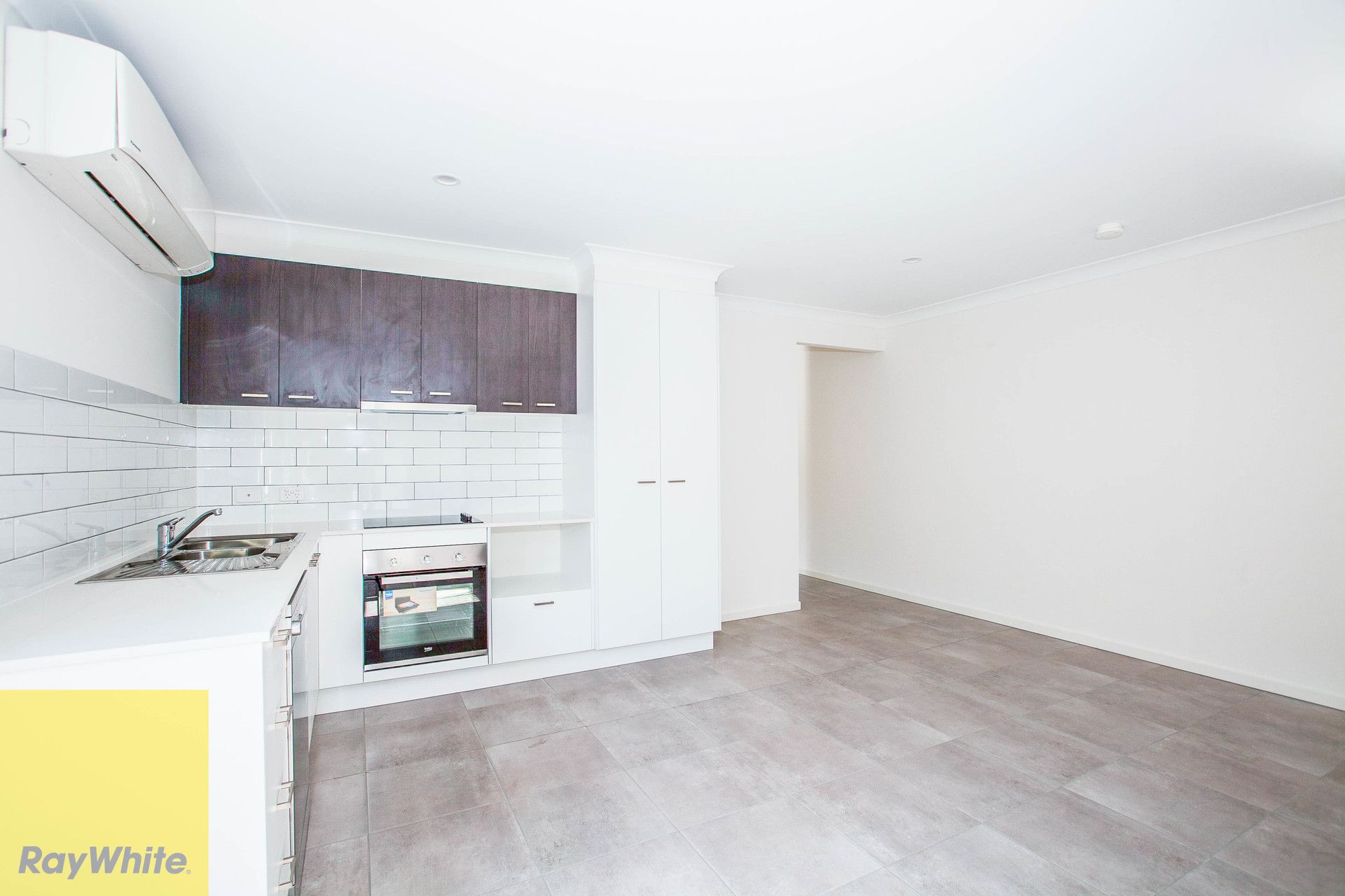 8 Allerton Park Drive, Park Ridge, QLD 4125