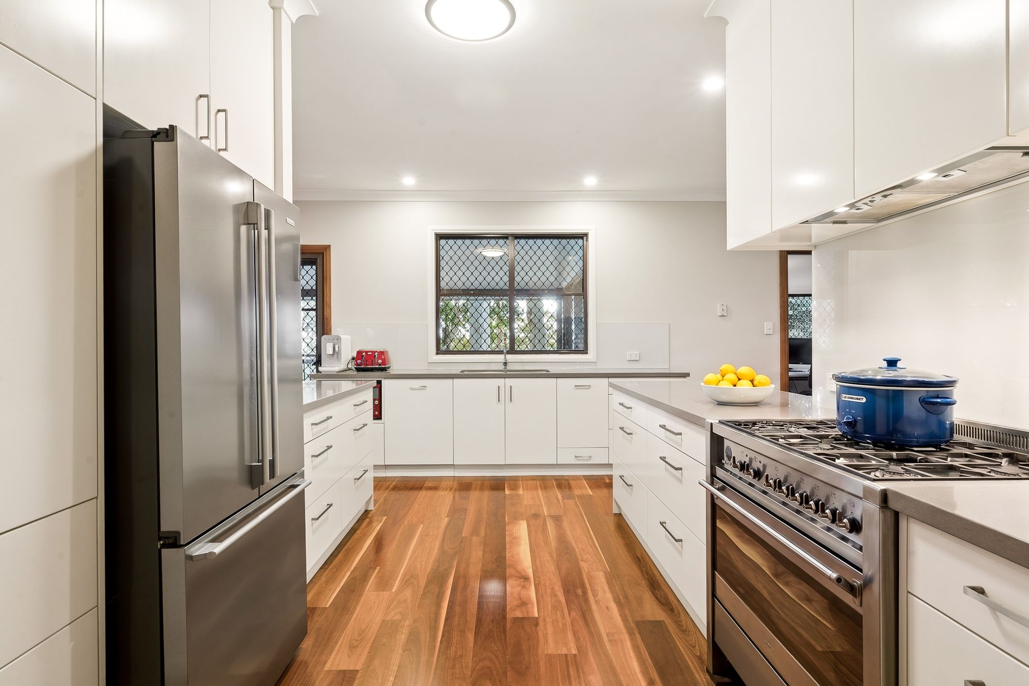 Leafy scenery in a stylishly renovated family retreat — photo 8 of 17