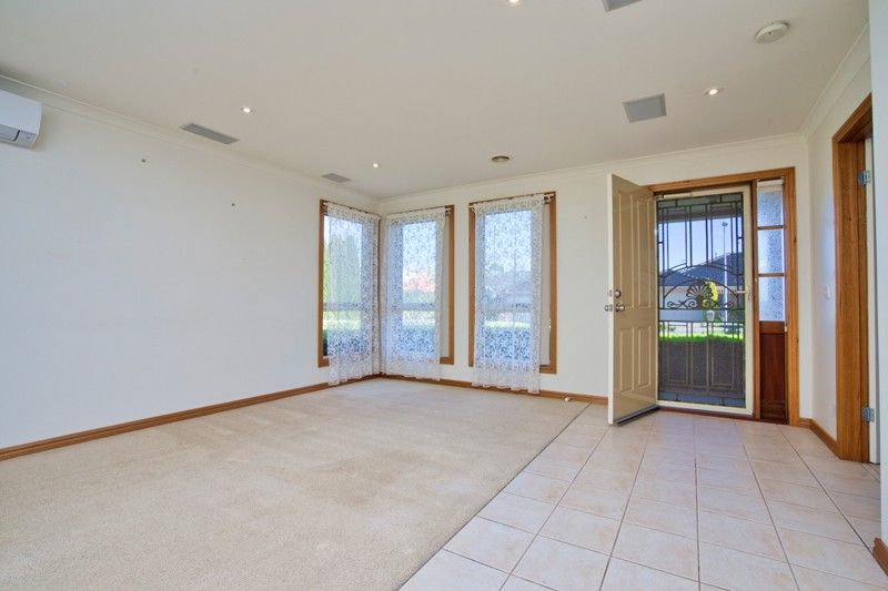 10 St Chester Avenue, Lake Gardens, VIC 3355
