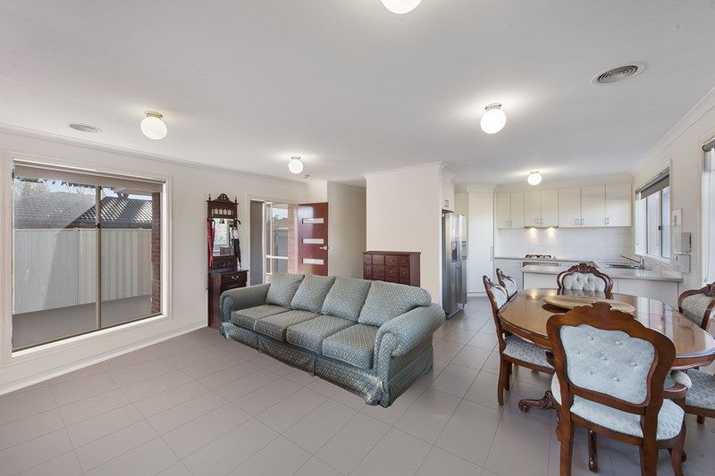 2/9 Phillip Street, Melton South, VIC 3338