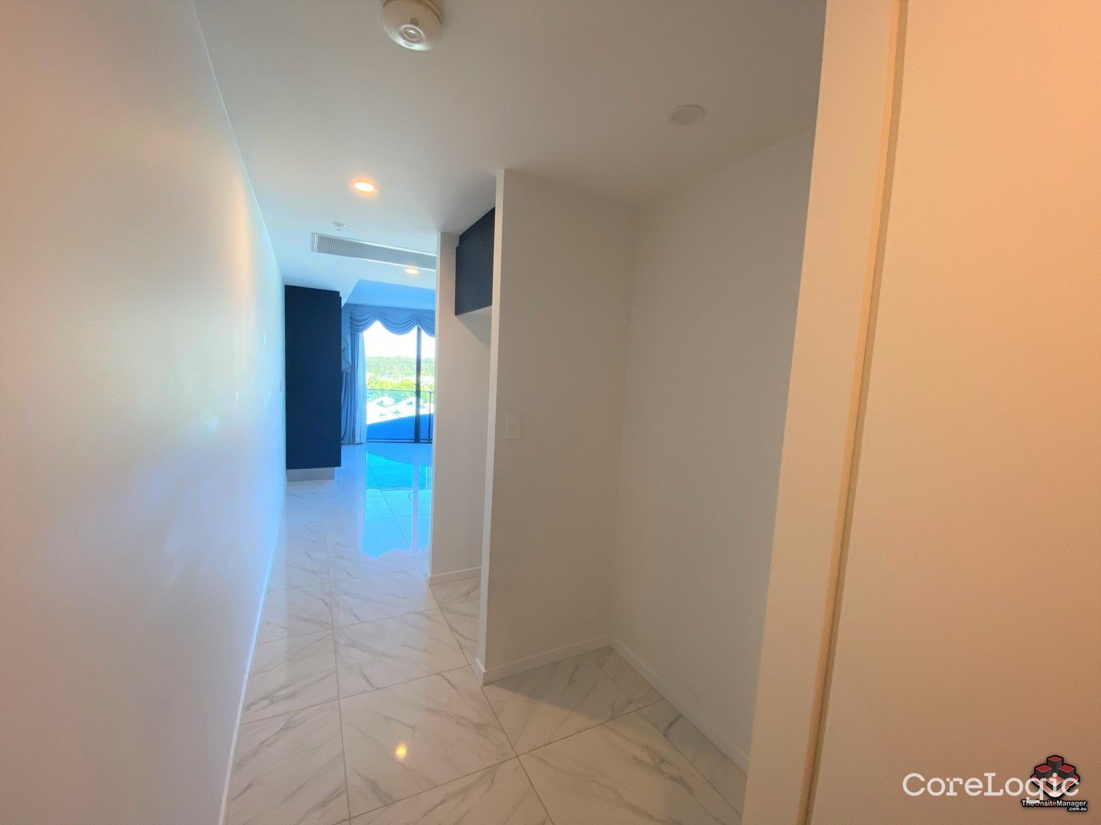 4511/5 Harbour Side Court — photo 8 of 10