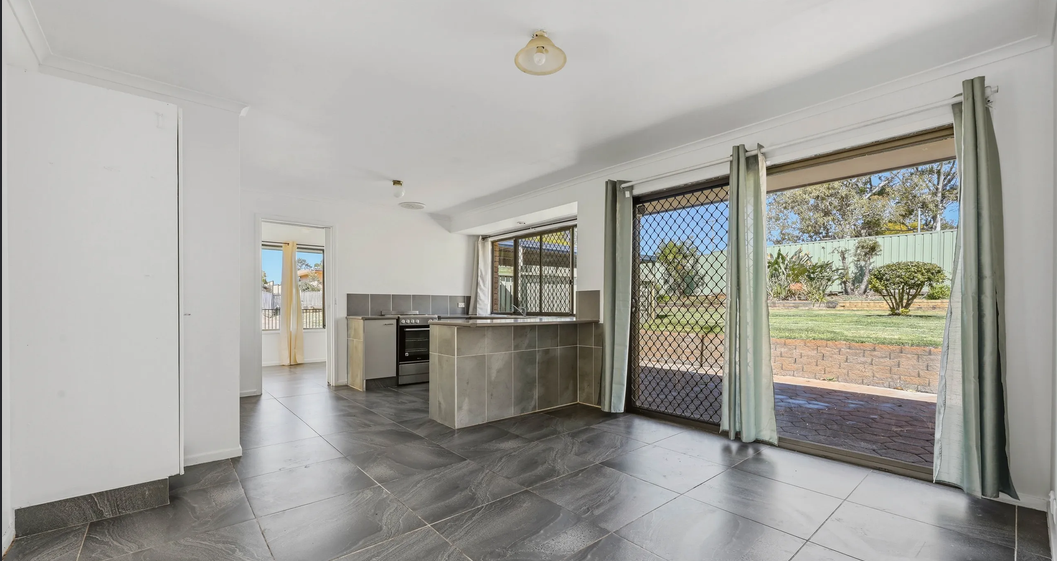 2 Champagne Crescent — photo 3 of 10