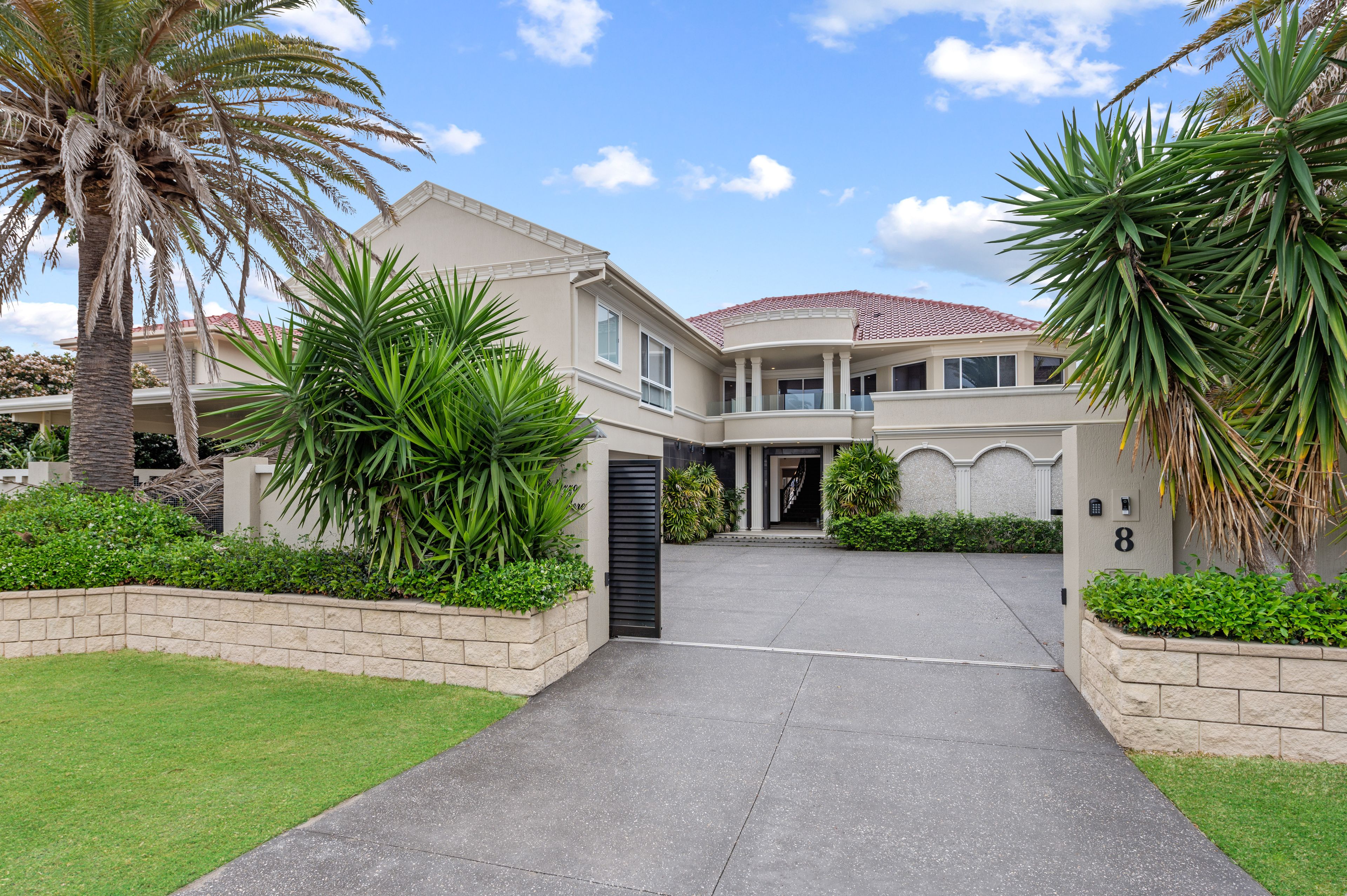 8 The Sovereign Mile, Sovereign Islands QLD 4216