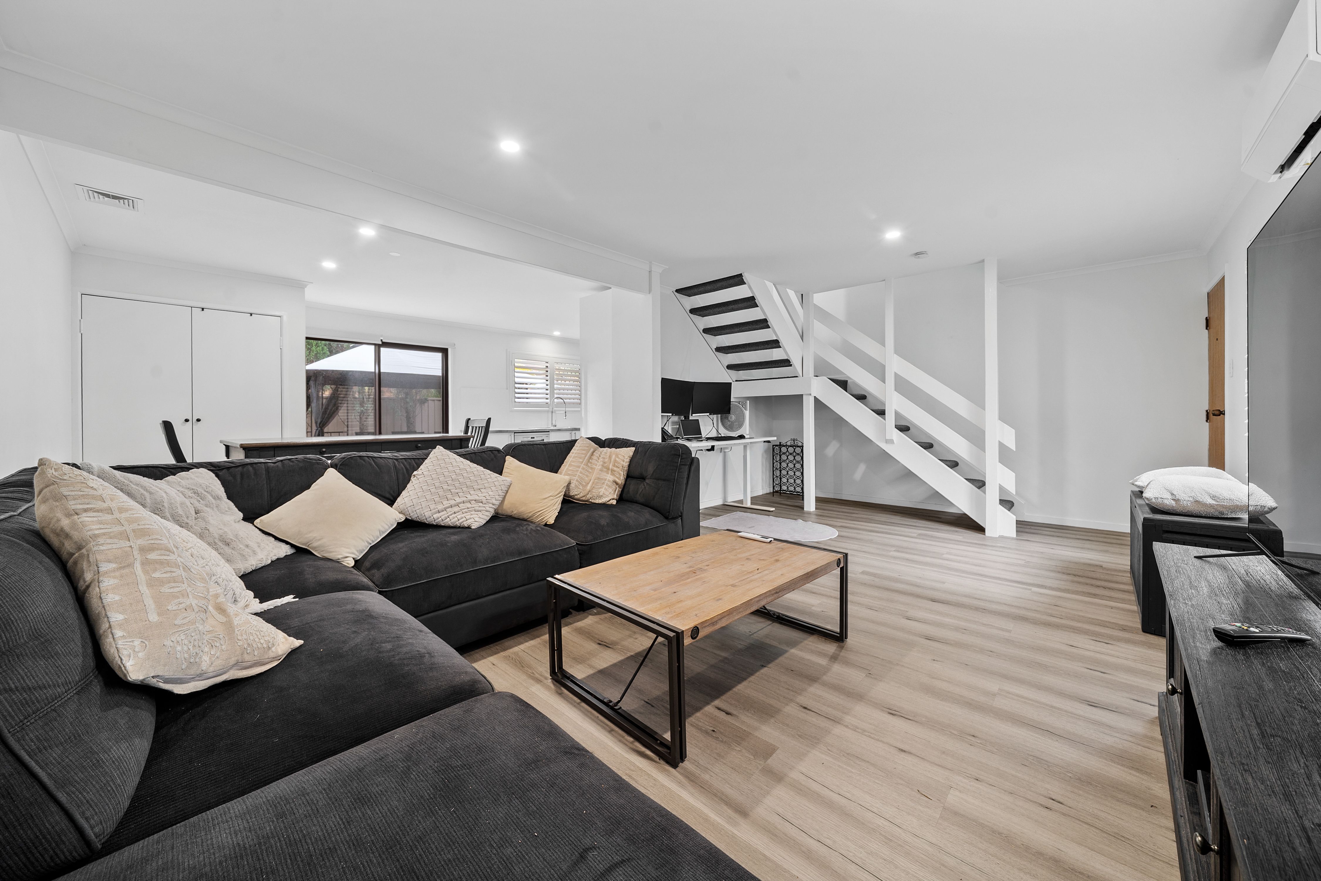34/127 Barbaralla Drive — photo 4 of 21