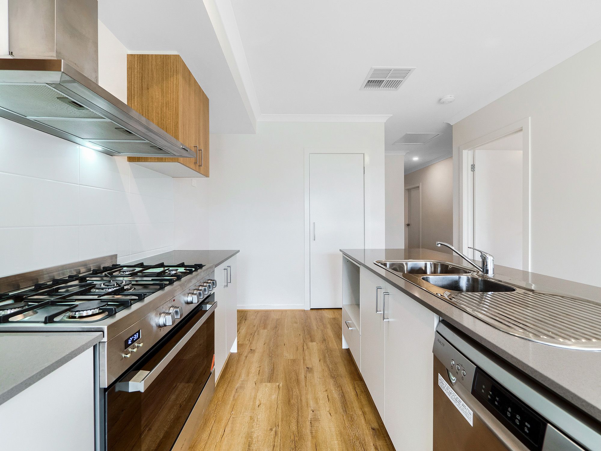 8 Caravan Parade, Berwick, VIC 3806