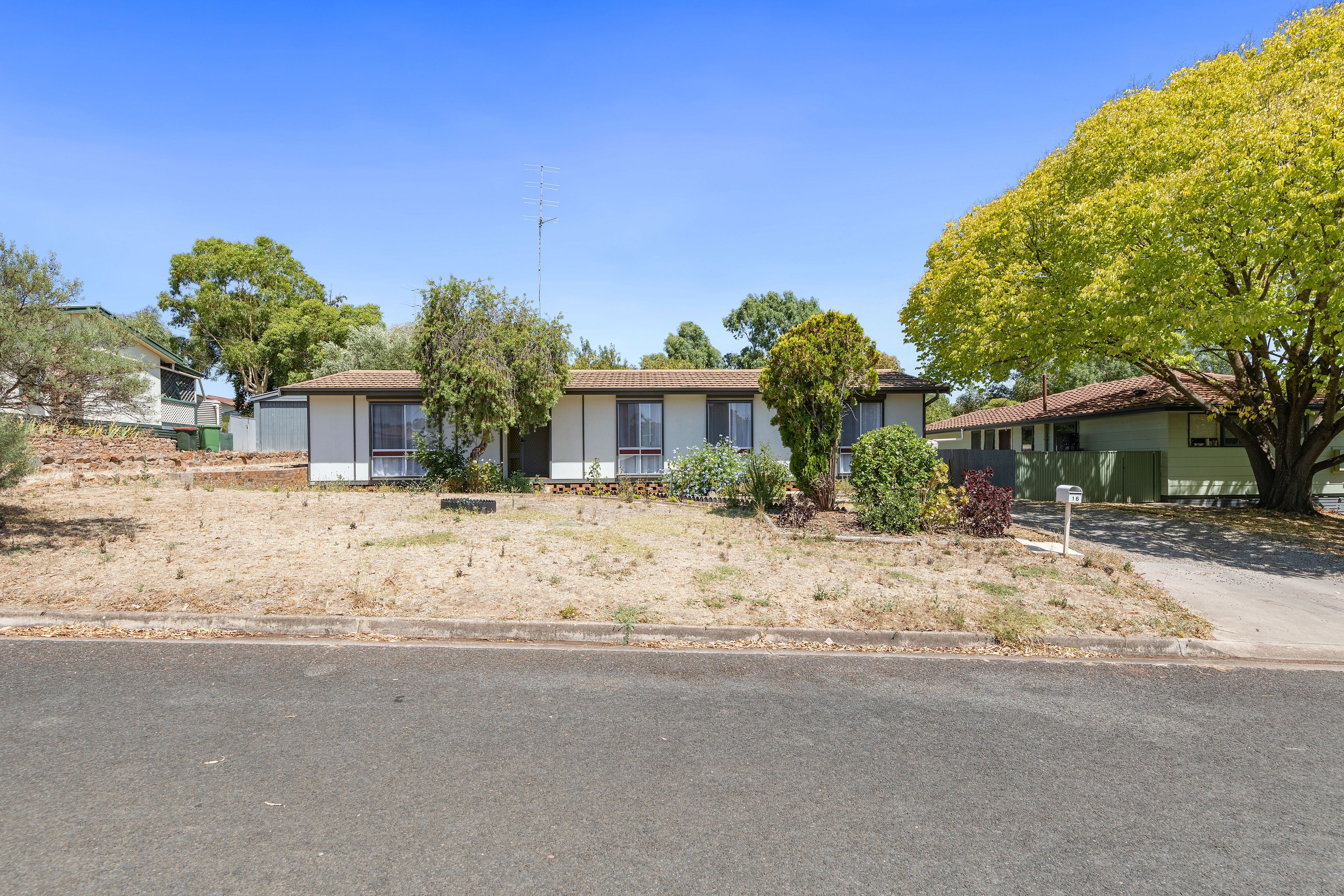 16 Geddes Avenue, Clare, SA 5453