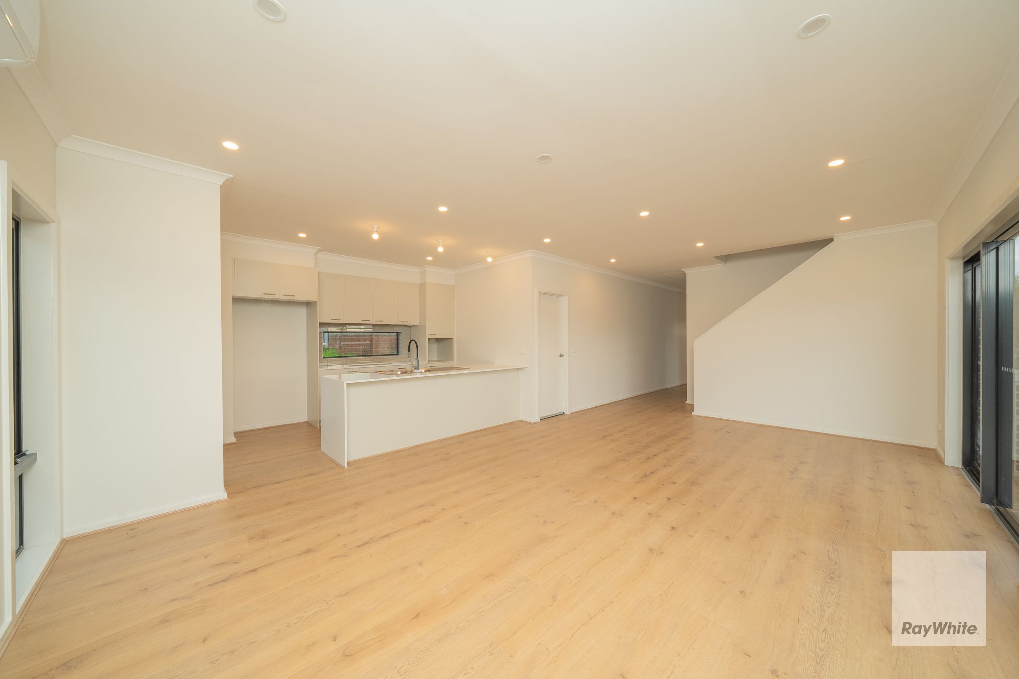 2/8 Heatherdew Close, Endeavour Hills, VIC 3802