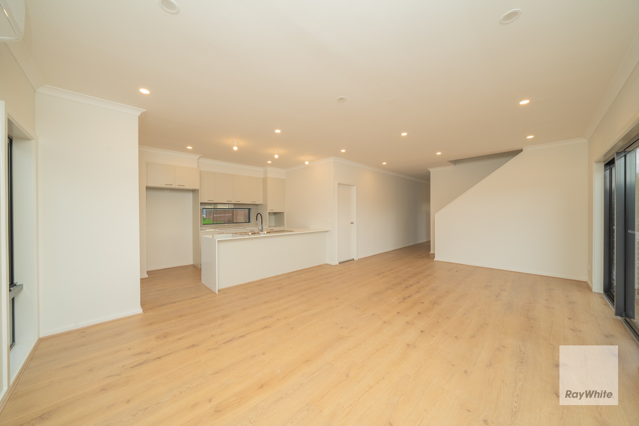 2/8 Heatherdew Close, Endeavour Hills, VIC 3802