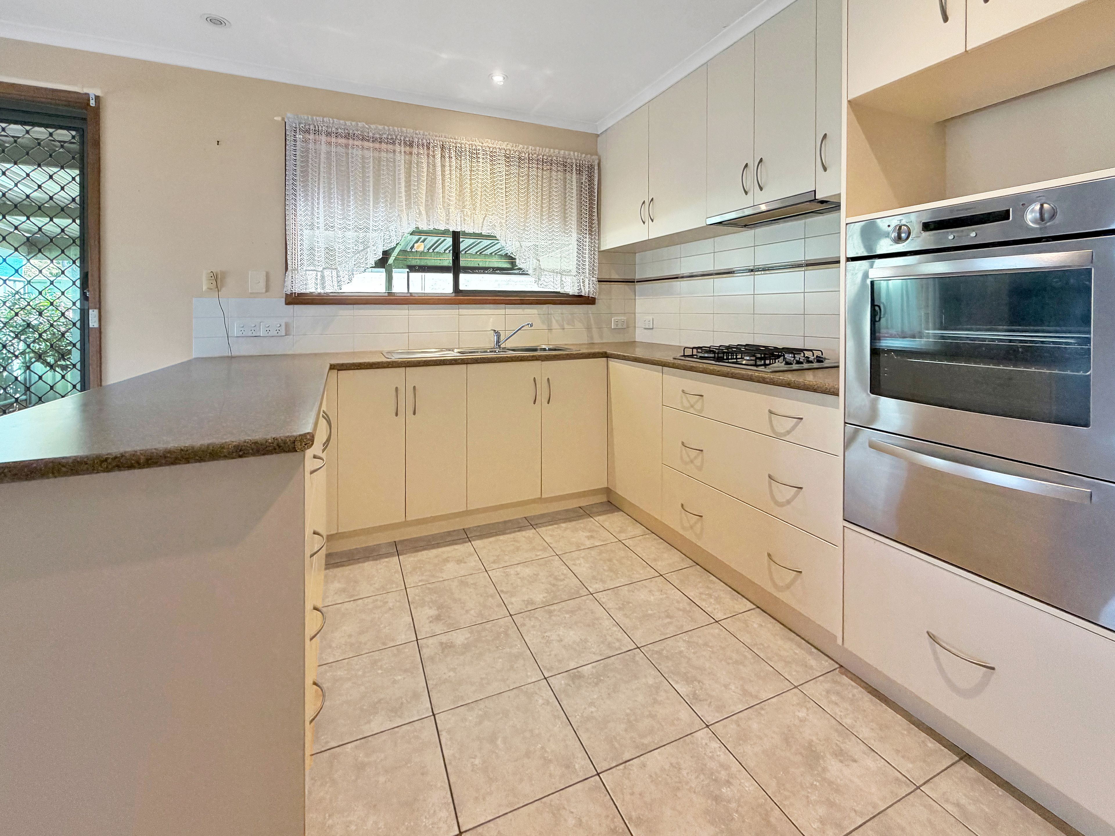 31 Perth Street — photo 4 of 8