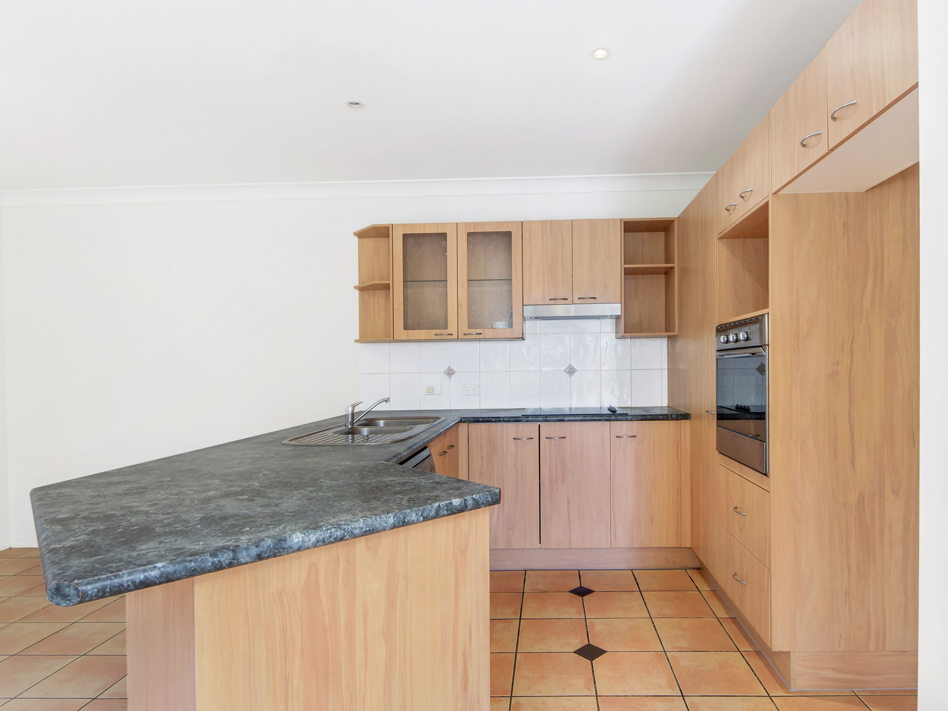 1/120 Pohlman Street, Southport, QLD 4215
