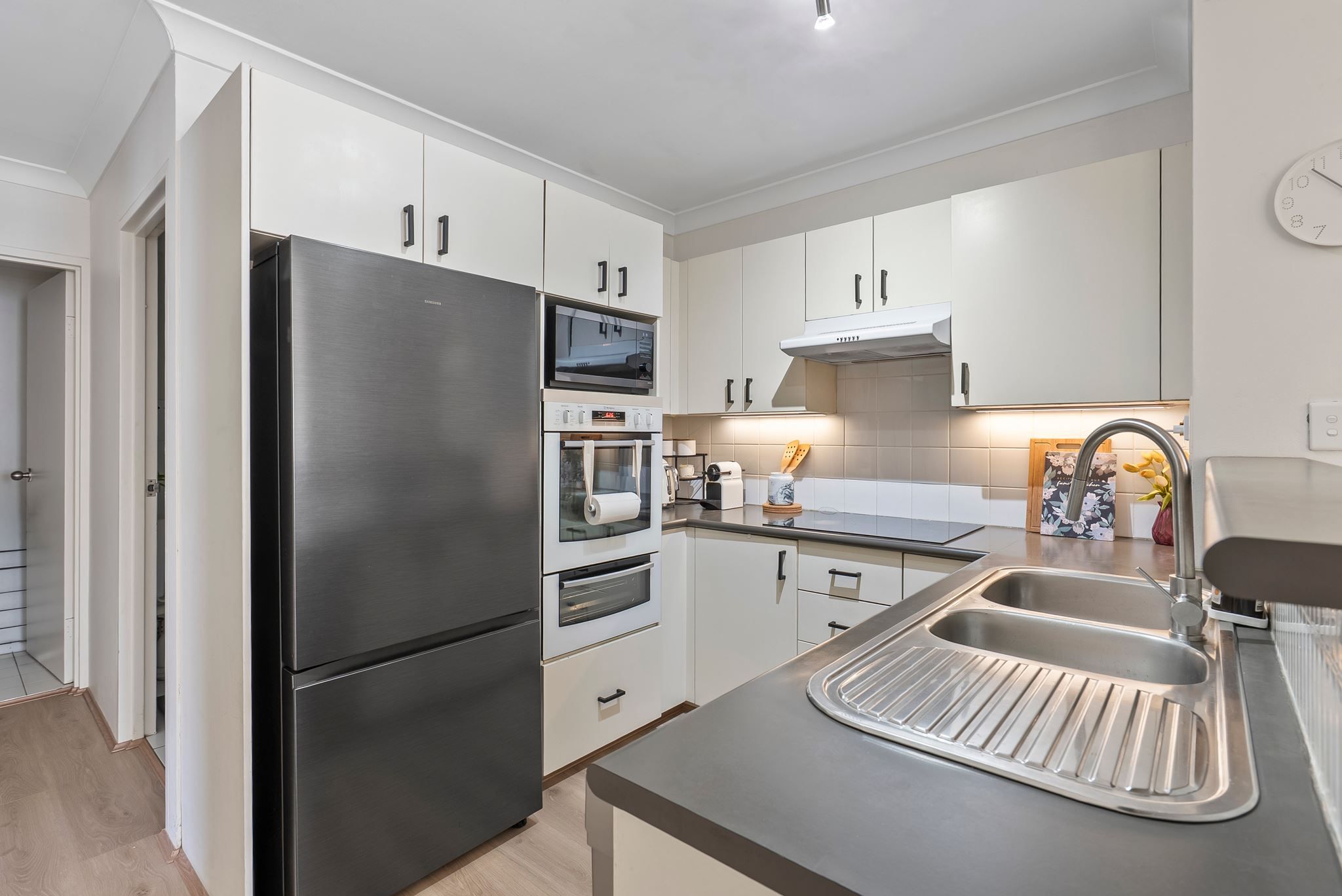10/28-30 Cairns Street — photo 3 of 12