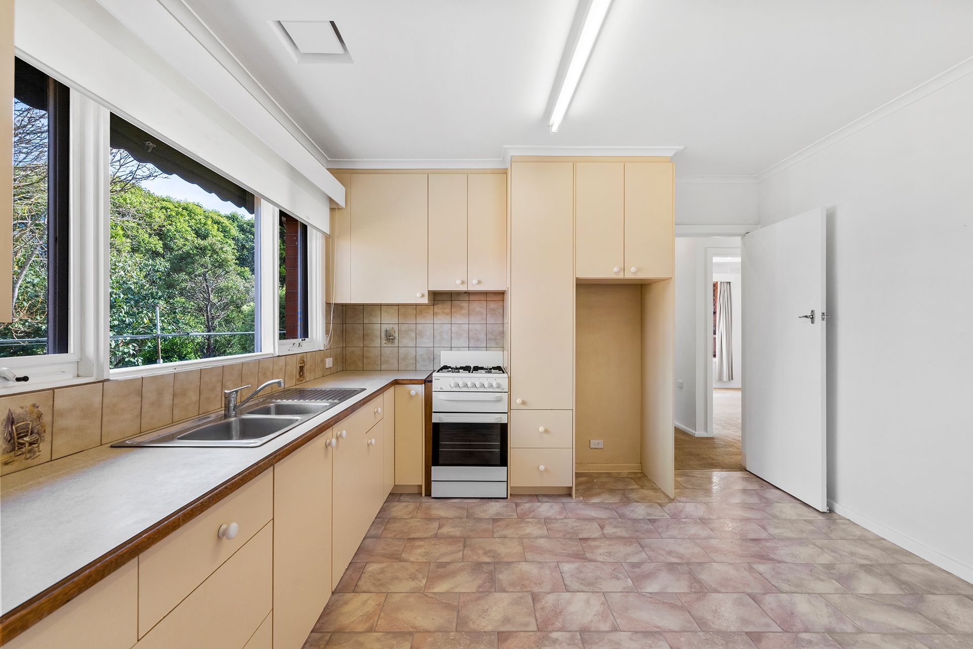 4 Adrian Avenue — photo 3 of 10