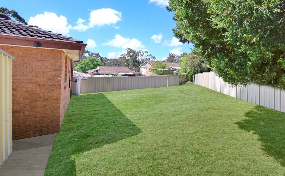 16 Larapinta Crescent, St Helens Park, NSW 2560