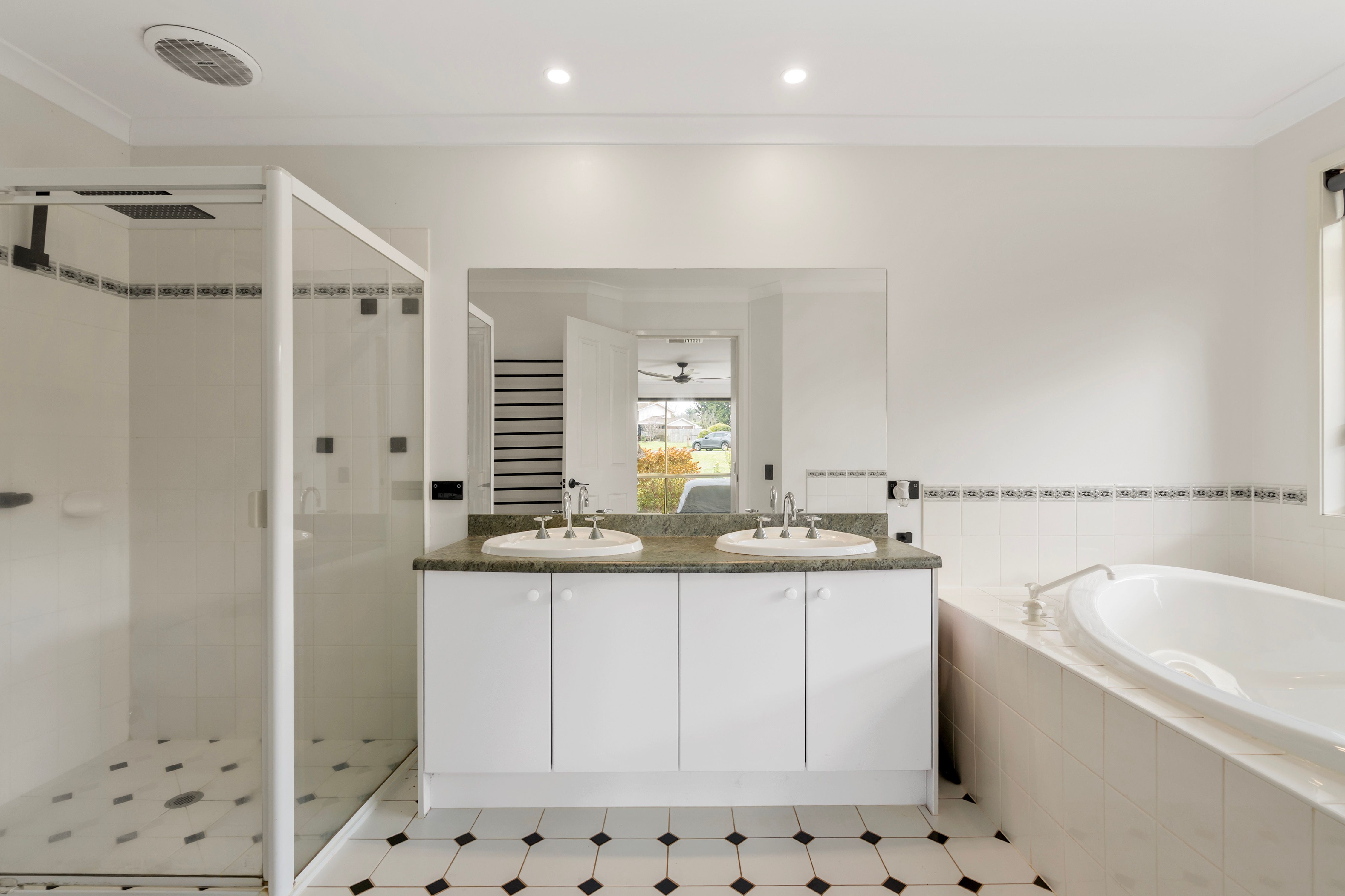 7 Lucern Close — photo 12 of 23