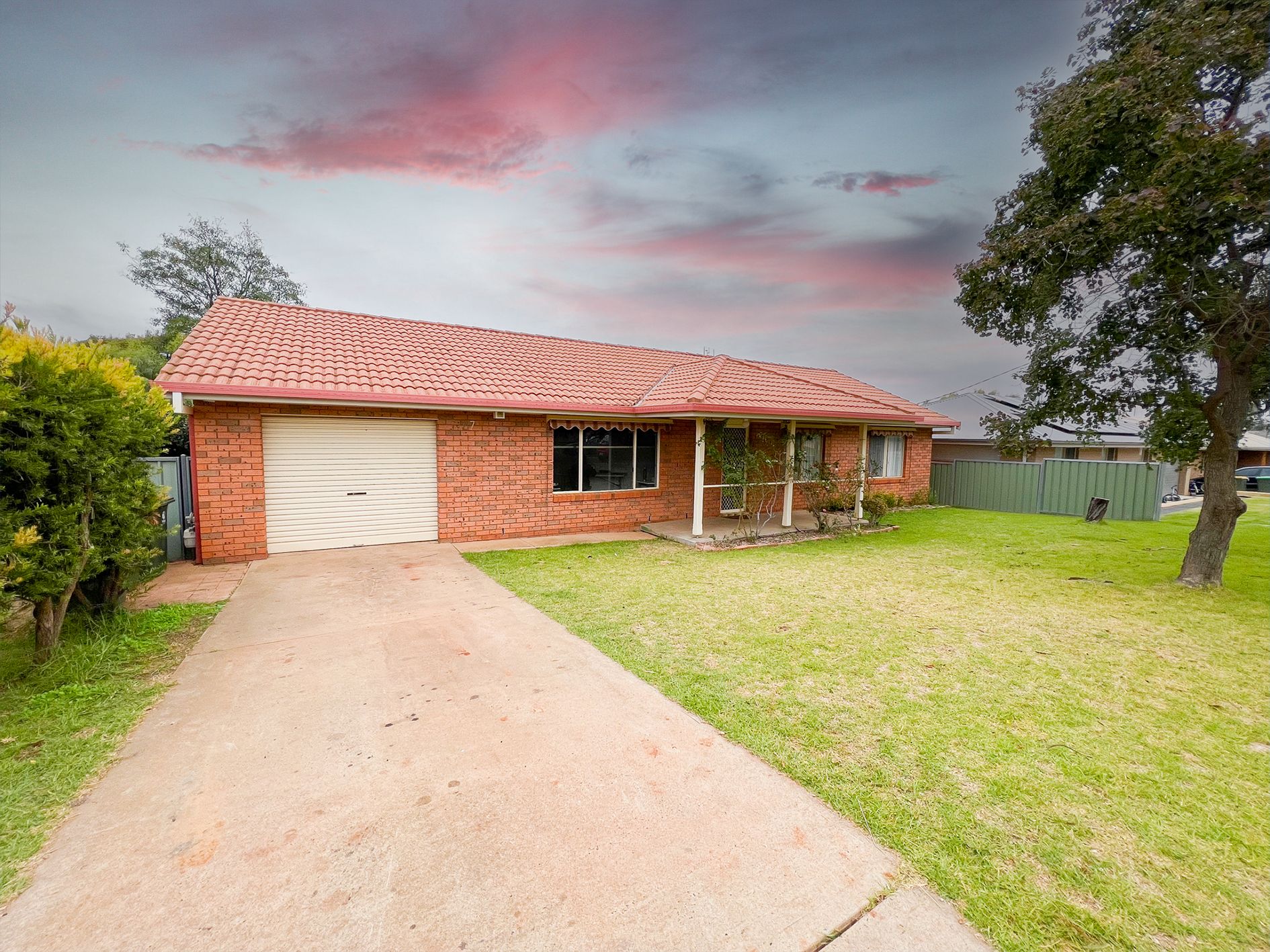 27 Blaxland Street, Parkes NSW 2870