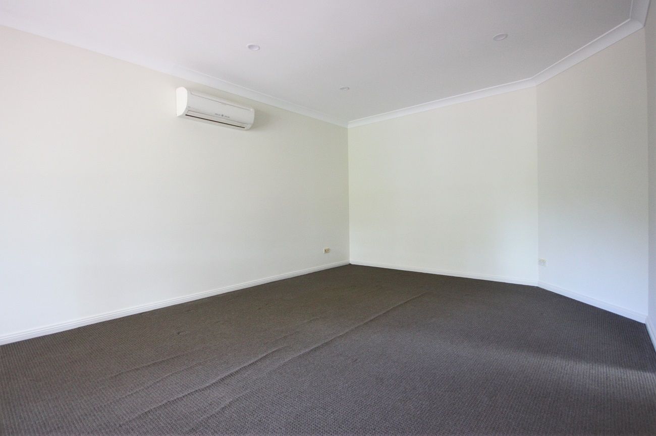 6 Outram, Currans Hill, NSW 2567