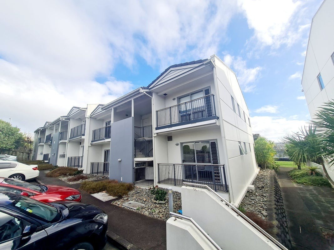 E1/60 Masons Road, Pinehill, North Shore City