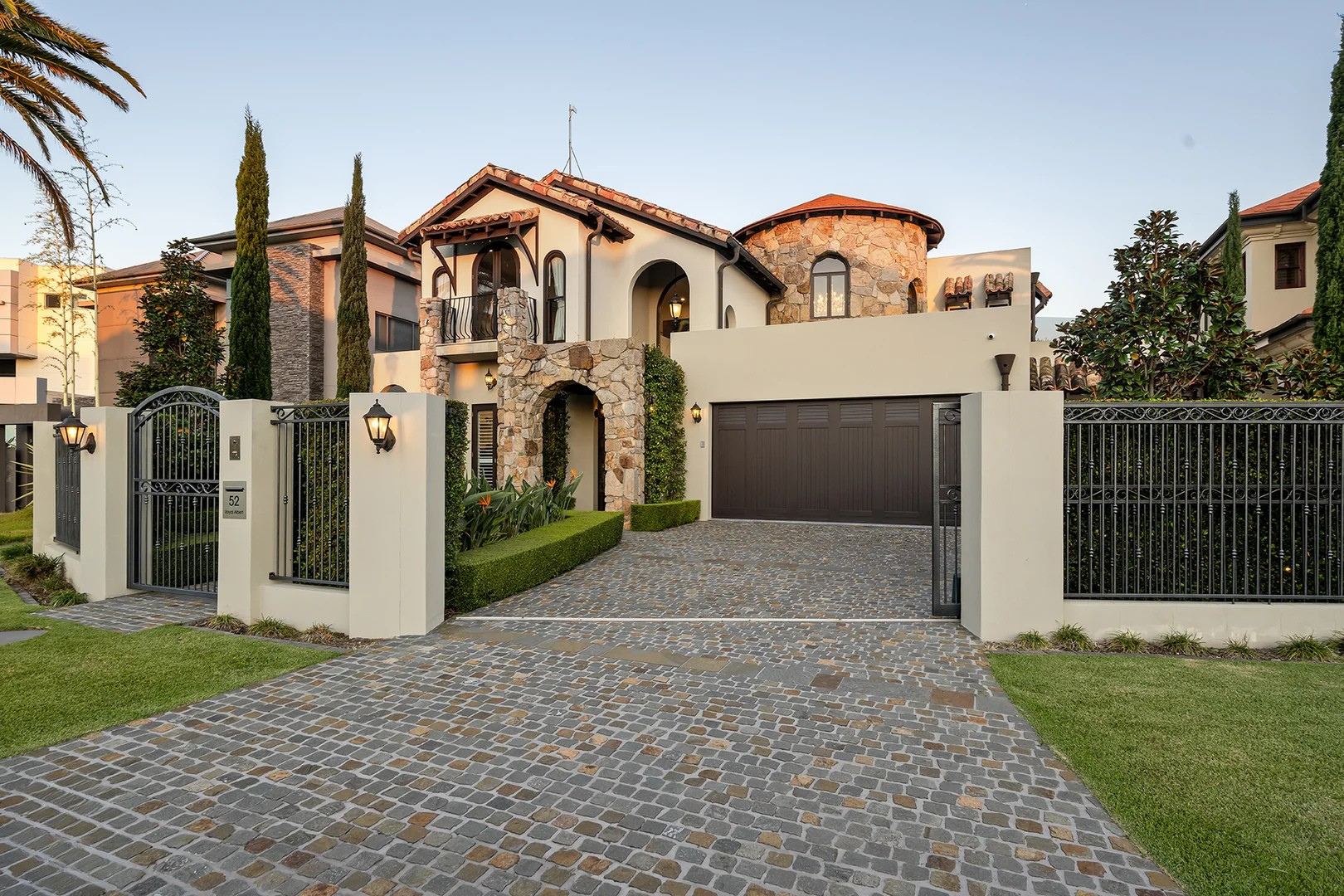 52 Royal Albert Crescent, Sovereign Islands, QLD 4216