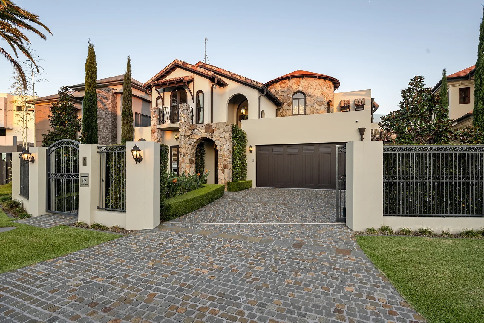 52 Royal Albert Crescent, Sovereign Islands, QLD 4216